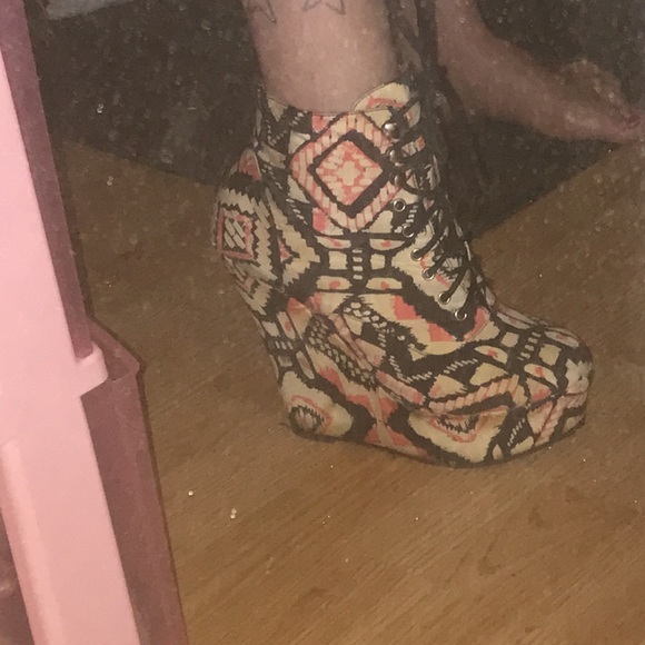 Vintage lace-up wedges super cute and unique! Are you Boss enough ? - Picture 6 of 10